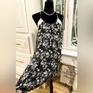 180. SKIES ARE BLUE SPAGHETTI ADJUSTABLE STRAP BLK & WHITE FLORAL DRESS SMALL.